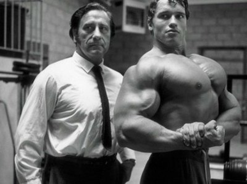 entraînement musculation : séance de musculation avec différents équipements