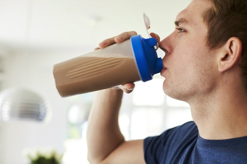 whey protéine : pot de poudre de whey protéine avec un shaker de protéine