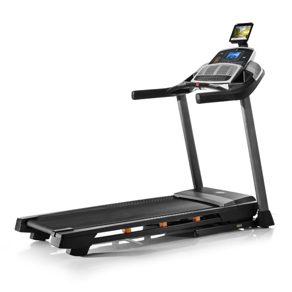 tapis de course : plusieurs modèles de tapis de course modernes alignés dans une salle de sport