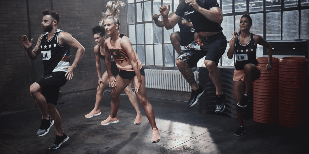 hiit : sportif effectuant un exercice de haute intensité en intervalle