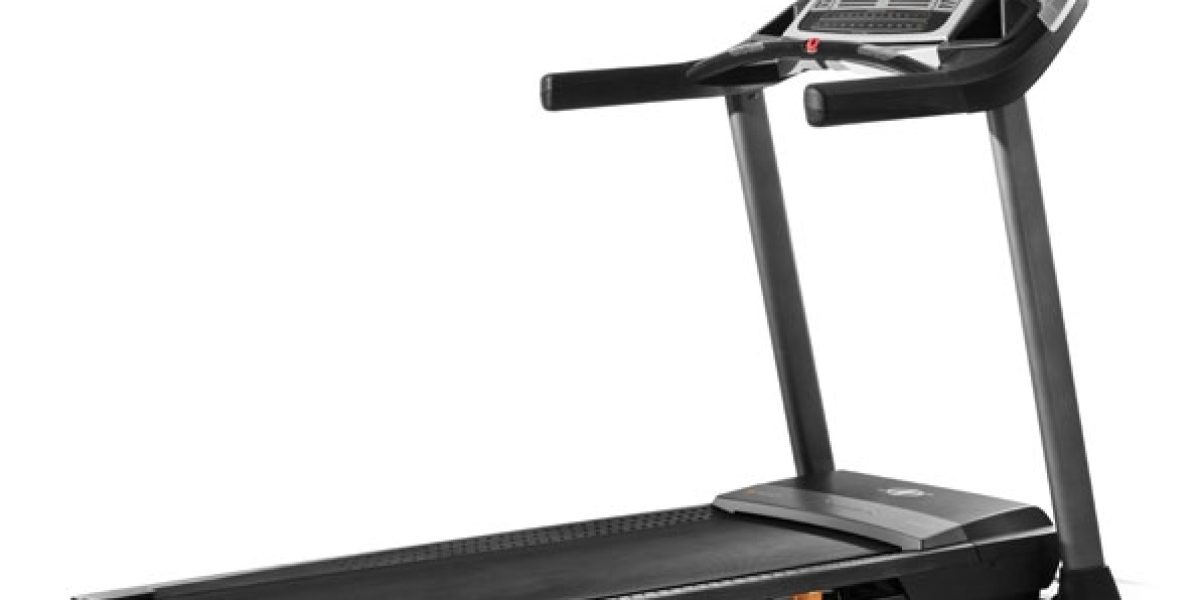 tapis de course : plusieurs modèles de tapis de course modernes alignés dans une salle de sport