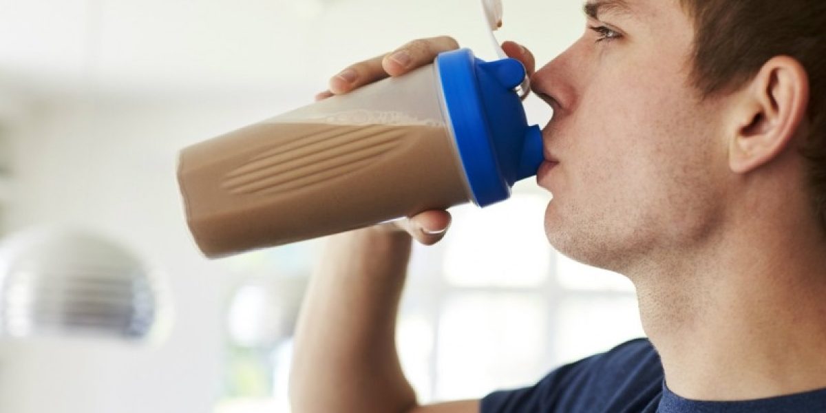 whey protéine : pot de poudre de whey protéine avec un shaker de protéine